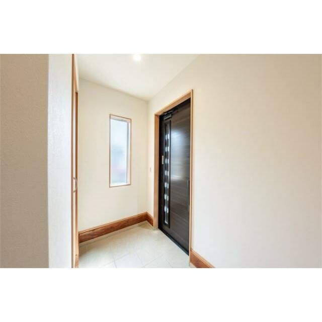 玄関には採光窓があります。東に面しているため、朝から明るく気持ちの良い玄関です。