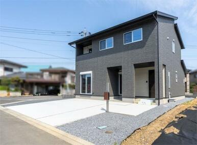 建物延べ床面積は１１０．９６m2、ゆったり４ＬＤＫ。主要な掃き出し窓、バルコニーは南向きです。