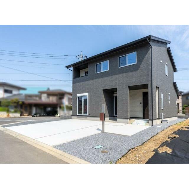 建物延べ床面積は１１０．９６m2、ゆったり４ＬＤＫ。主要な掃き出し窓、バルコニーは南向きです。