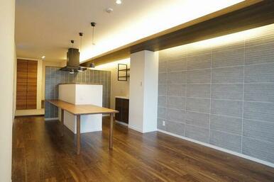 天井間接照明付きのリビングです