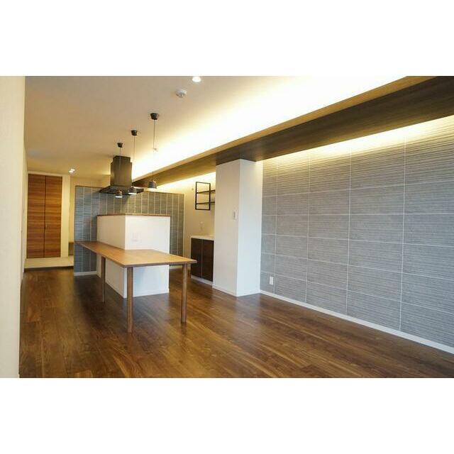 天井間接照明付きのリビングです