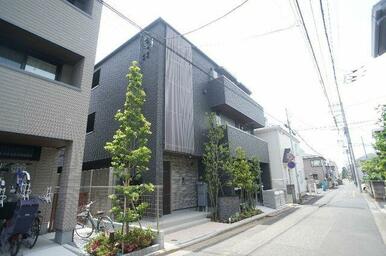 積水ハウス施工の重量鉄骨造３階建てのオートロック付マンション。