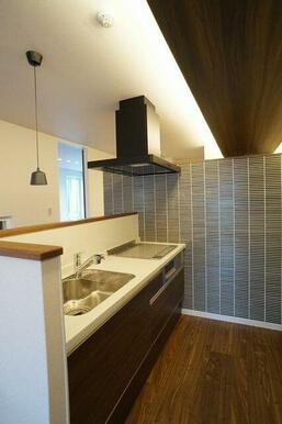 壁にはアクセントを採用しています。