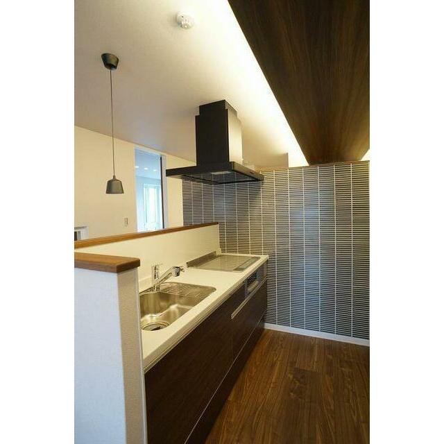 壁にはアクセントを採用しています。