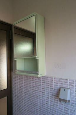 浴室にミラーキャビネット付