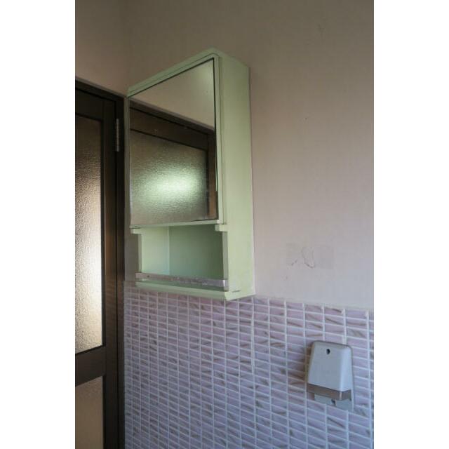 浴室にミラーキャビネット付