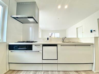 白を基調としたオープンキッチン♪食洗機付きです。