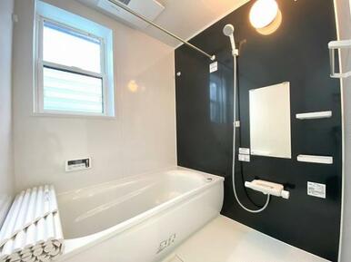 ゆったりとくつろげる1.0坪のユニットバス◎浴室換気乾燥暖房機つきです。
