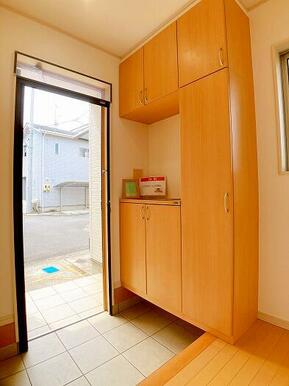 玄関　収納たっぷりなシューズボックス付きです