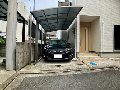 駐車スペース　カーポート付き駐車場です