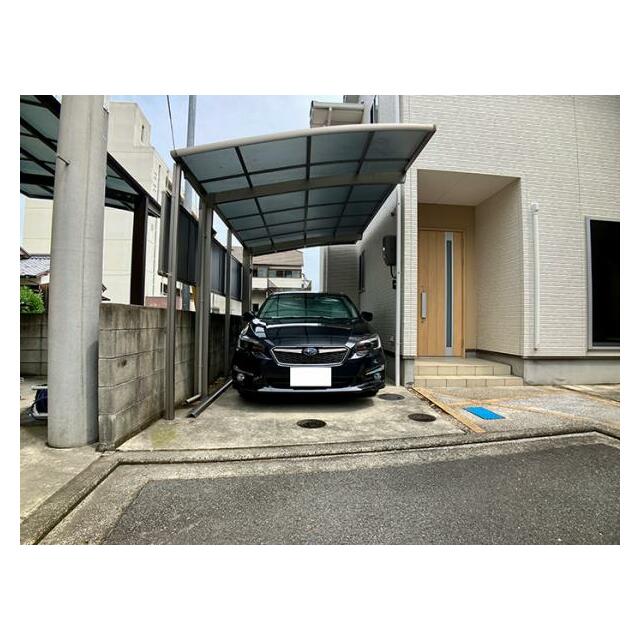 駐車スペース　カーポート付き駐車場です
