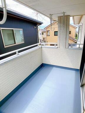 バルコニー　床のトップコートを塗り直しています