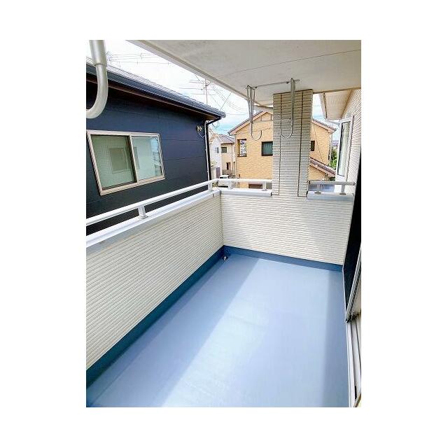 バルコニー　床のトップコートを塗り直しています