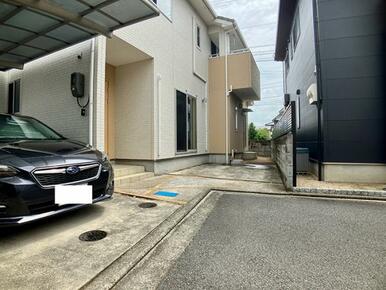 駐車スペース　東側にも一台分停められます