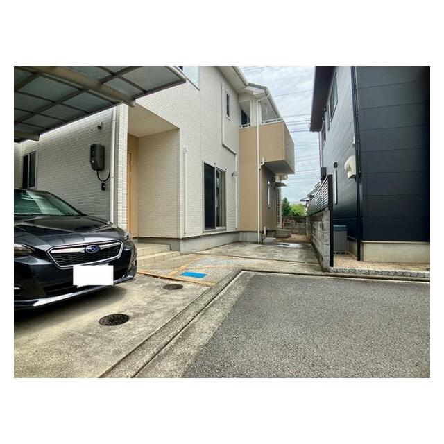 駐車スペース　東側にも一台分停められます