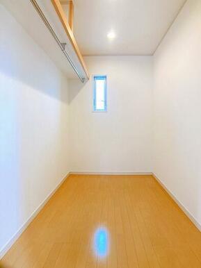 納戸　大き目のお荷物も収納できて便利ですね