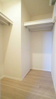 収納はハンガーパイプ付きでございます