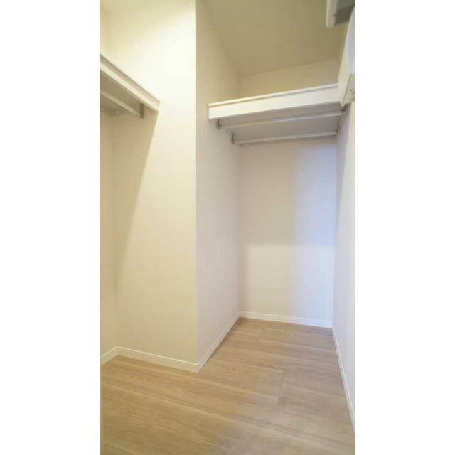 収納はハンガーパイプ付きでございます