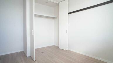 上部に収納棚がございます