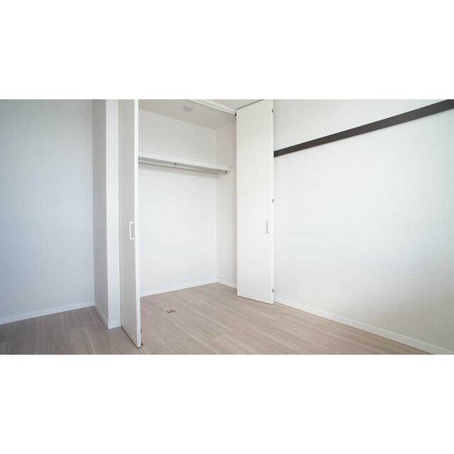 上部に収納棚がございます