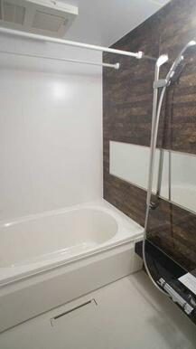 浴室はアクセントパネルを採用しております