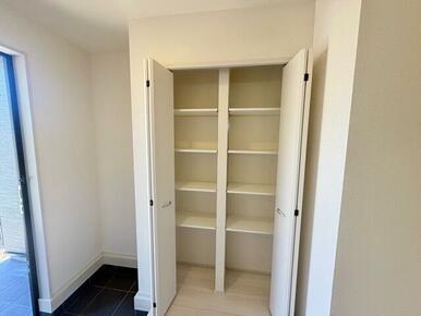 クローゼットや本棚、趣味の保管庫と自由に活用できる収納空間（2号棟）