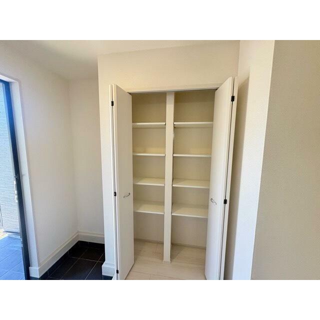 クローゼットや本棚、趣味の保管庫と自由に活用できる収納空間（2号棟）