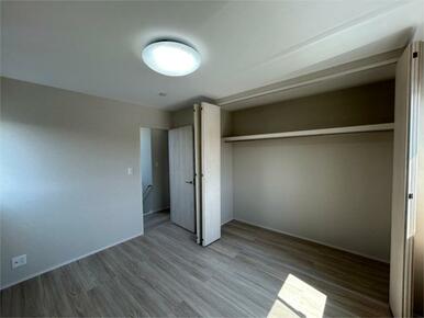 ２階には各部屋に収納がある洋室が３部屋あり、家族それぞれのプライベートな空間を持つことができます。
