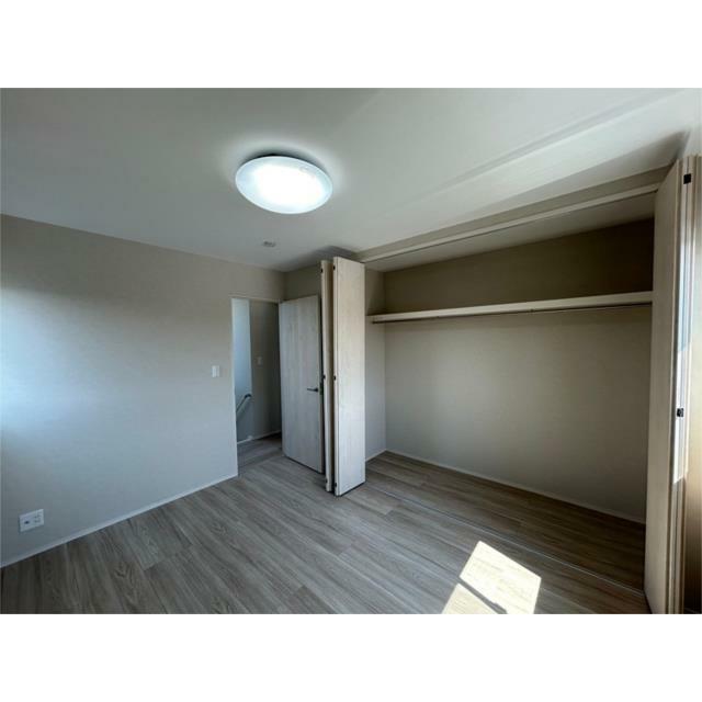 ２階には各部屋に収納がある洋室が３部屋あり、家族それぞれのプライベートな空間を持つことができます。