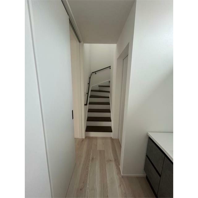 ダークカラーの手すりがお洒落でアクセントになる階段。階段窓から陽光が差し込み、明るく開放的な設計です