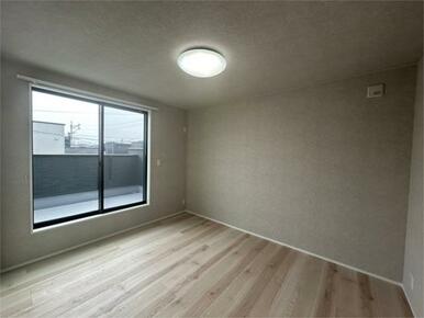 落ち着いた色合いのクロスとフロアのデザインで、寝室にもピッタリ。リラックスできる空間です。