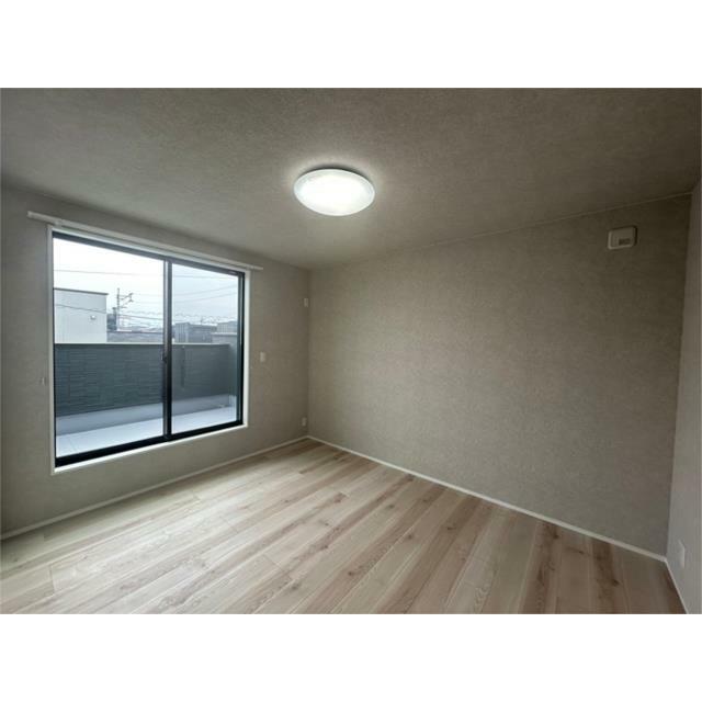 落ち着いた色合いのクロスとフロアのデザインで、寝室にもピッタリ。リラックスできる空間です。