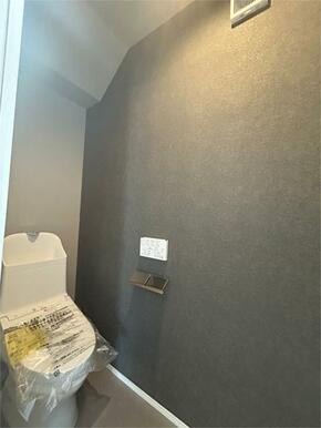 １階トイレ。動線を考えて設置されており使いやすく、上品な色合いのクロスが空間を演出します。