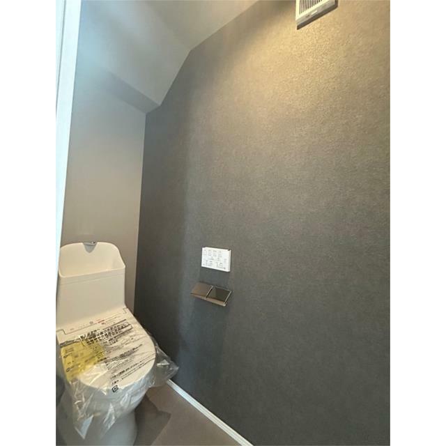 １階トイレ。動線を考えて設置されており使いやすく、上品な色合いのクロスが空間を演出します。