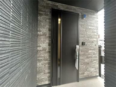 シックな石目調の外壁に、重厚感のある玄関。スタイリッシュなデザインが、住まいの顔を美しく彩ります。