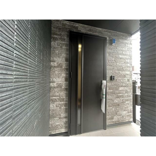 シックな石目調の外壁に、重厚感のある玄関。スタイリッシュなデザインが、住まいの顔を美しく彩ります。