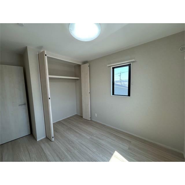 ２階の洋室には、各部屋に収納を設けてあります。家族が増えても安心な設計になっています。