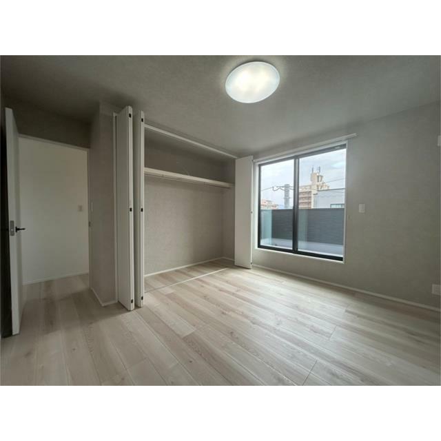 インテリアを配置・配色しやすいシンプルな洋室。自分好みのお部屋を作るのが楽しみになります。