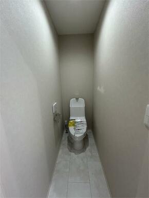 ２階にはトイレがもう一か所あります。日々の暮らしや使い勝手を考えた便利な設計になっています。