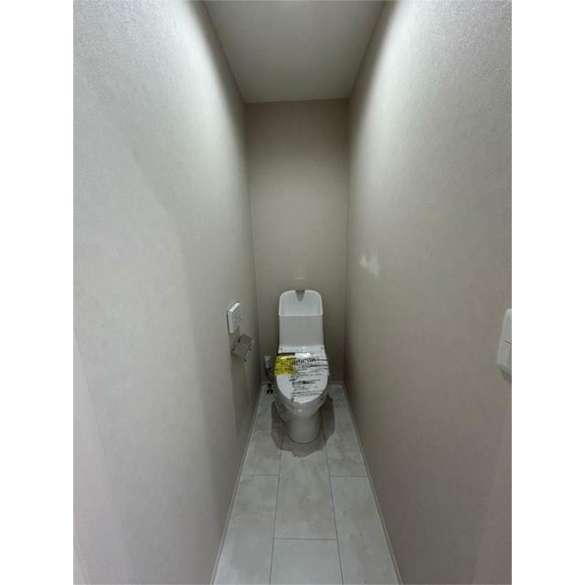 ２階にはトイレがもう一か所あります。日々の暮らしや使い勝手を考えた便利な設計になっています。