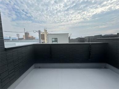 主寝室から出入りできるワイドバルコニー。日当たりが良く、洗濯物や布団干しもスムーズにこなせる広さです