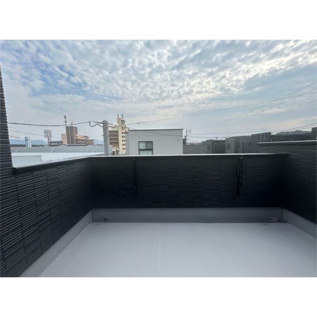 主寝室から出入りできるワイドバルコニー。日当たりが良く、洗濯物や布団干しもスムーズにこなせる広さです