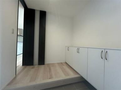 スッキリとシンプルにまとめた玄関。収納が充実しており、玄関まわりはいつもスッキリ片付きます。