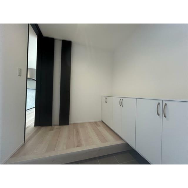 スッキリとシンプルにまとめた玄関。収納が充実しており、玄関まわりはいつもスッキリ片付きます。