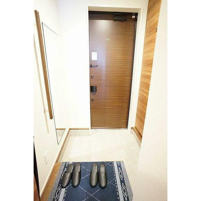 お出かけ前の身だしなみチェックにも便利な全身ミラー付き