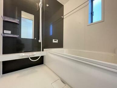 ゆったりと浸かれる1坪風呂を採用！1日の疲れを癒してくれる浴室は窓のある開放的な空間＾＾