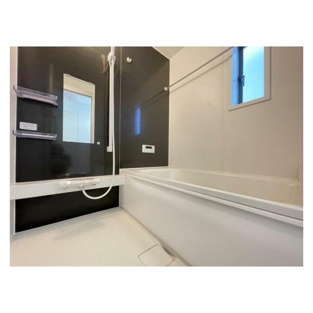 ゆったりと浸かれる1坪風呂を採用！1日の疲れを癒してくれる浴室は窓のある開放的な空間＾＾