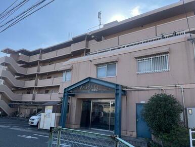 築36年の落ち着いた印象の外観。最上階のお部屋で日当たり・眺望・風通しに優れています。人気の南蔵王町エ