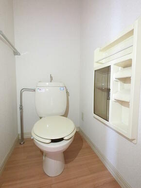 白を基調にした空間で清潔感のあるトイレです♪