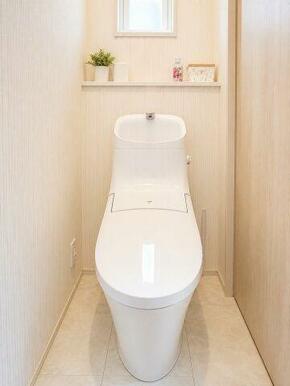 すっきりとしたデザインの温水洗浄便座付きトイレ。窓が設けられているため換気がしやすく清潔感のある空